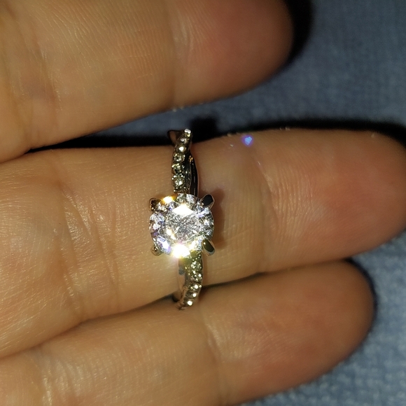 2 carat simulated diamond engagement ring silver tone size 8 - Picture 3 of 6